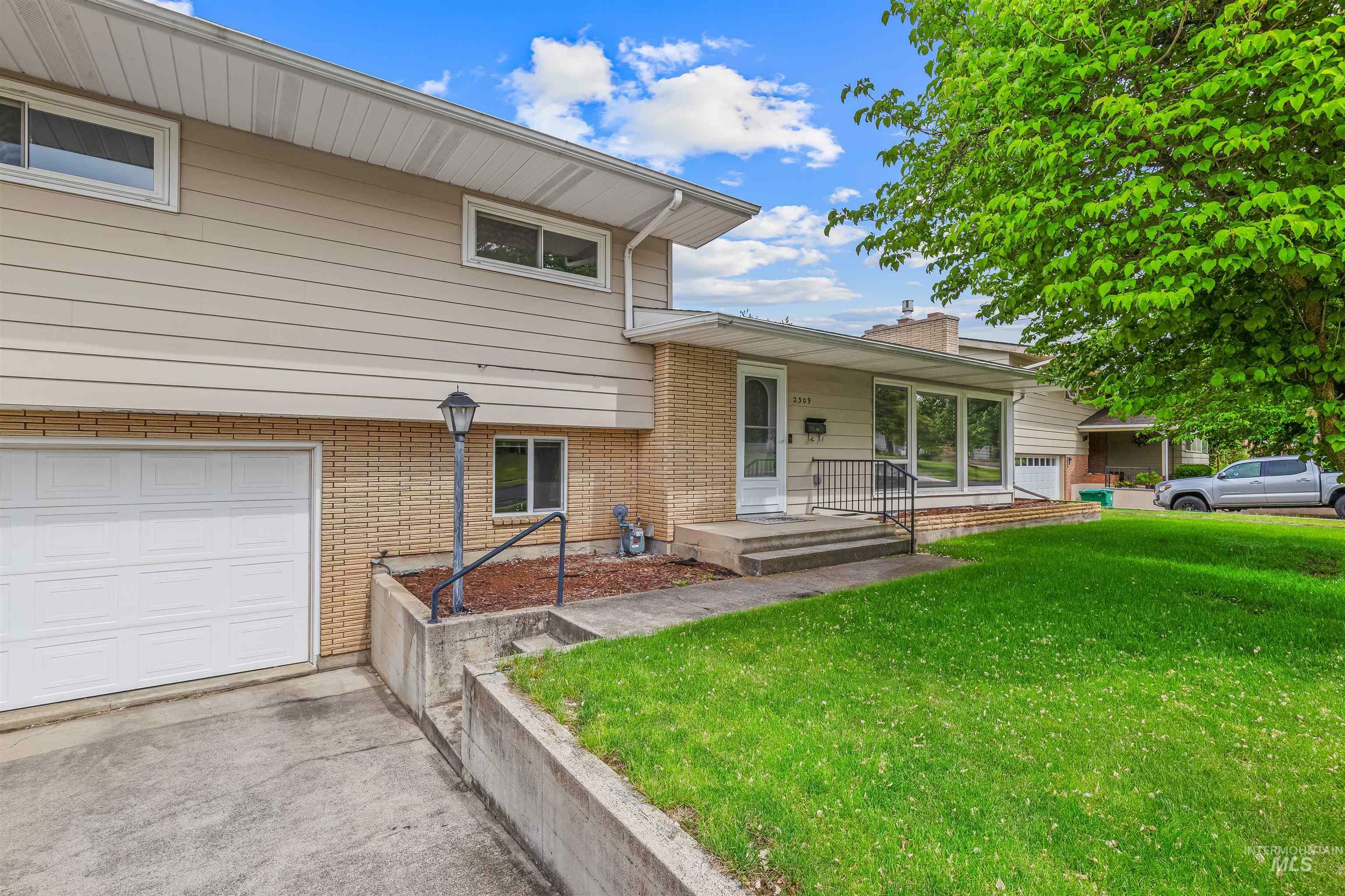 Property Photo: 2309 Sunset Dr ID 83501