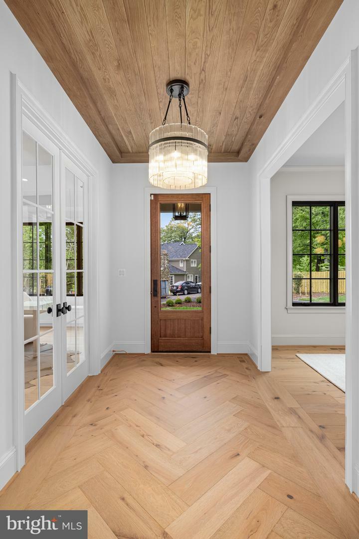 Property Photo: 2107 Elliott Avenue VA 22101