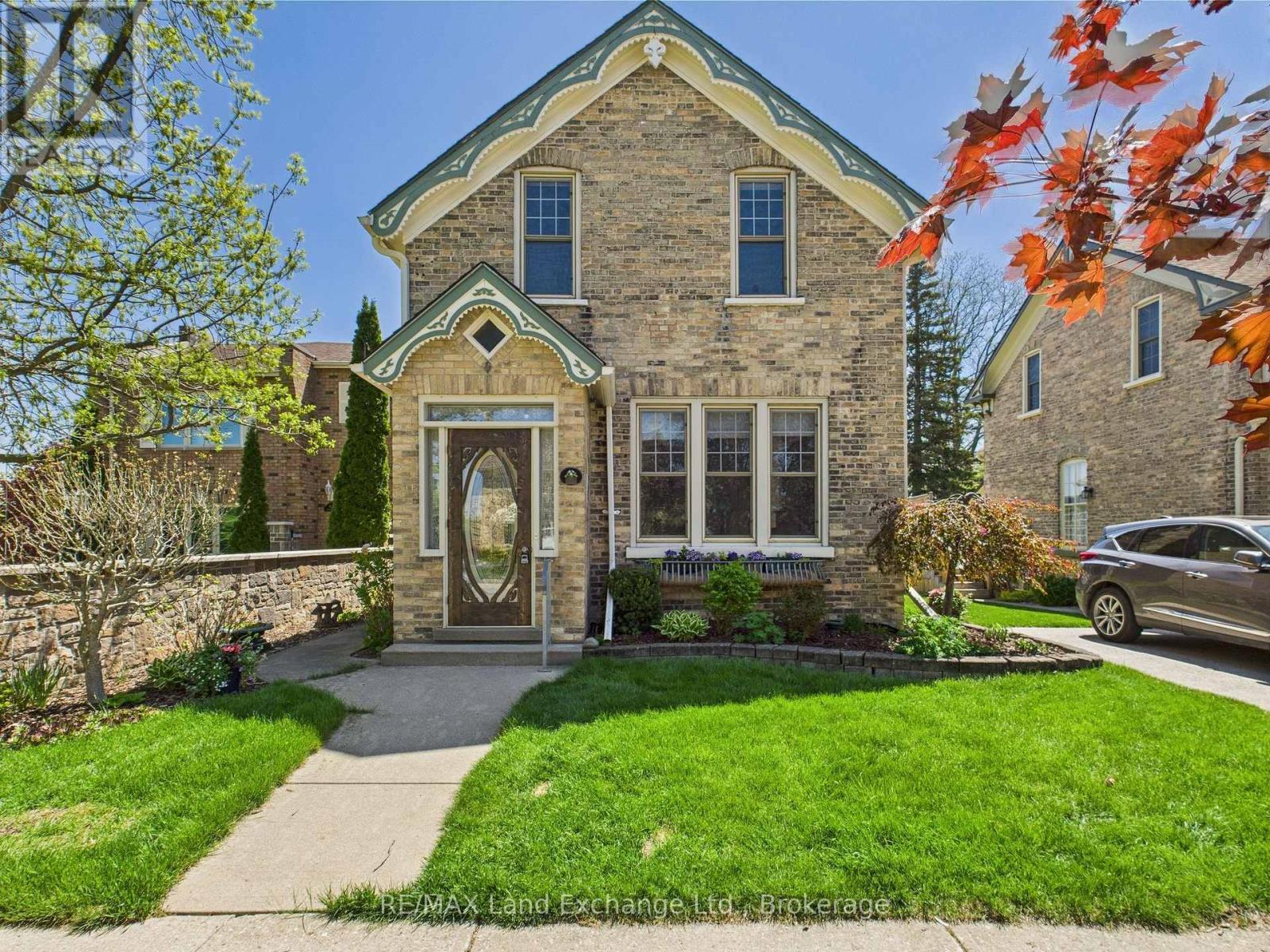 Property Photo:  813 Princes Street North  ON N2Z 1Z2 