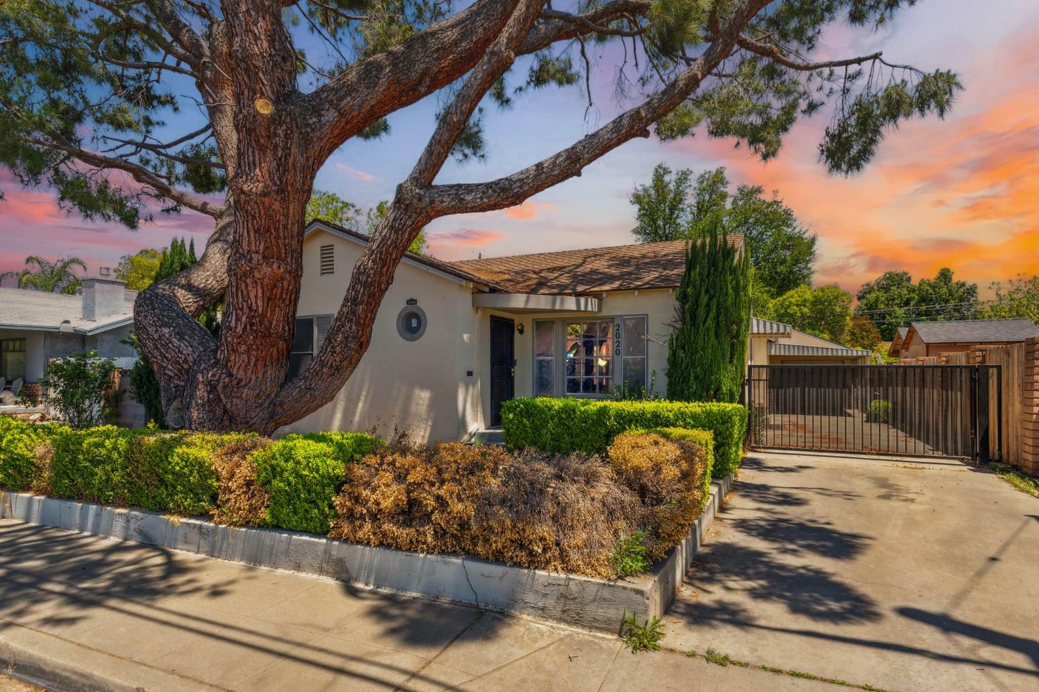Property Photo: 2020 N Fruit Avenue CA 93705
