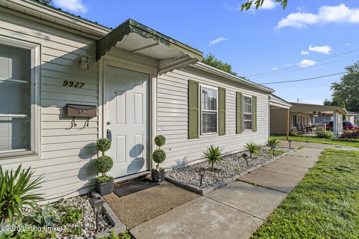 Property Photo: 9927 Donerail Way KY 40272