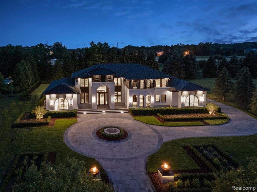 Property Photo: 600 Chase Lane MI 48304 2363