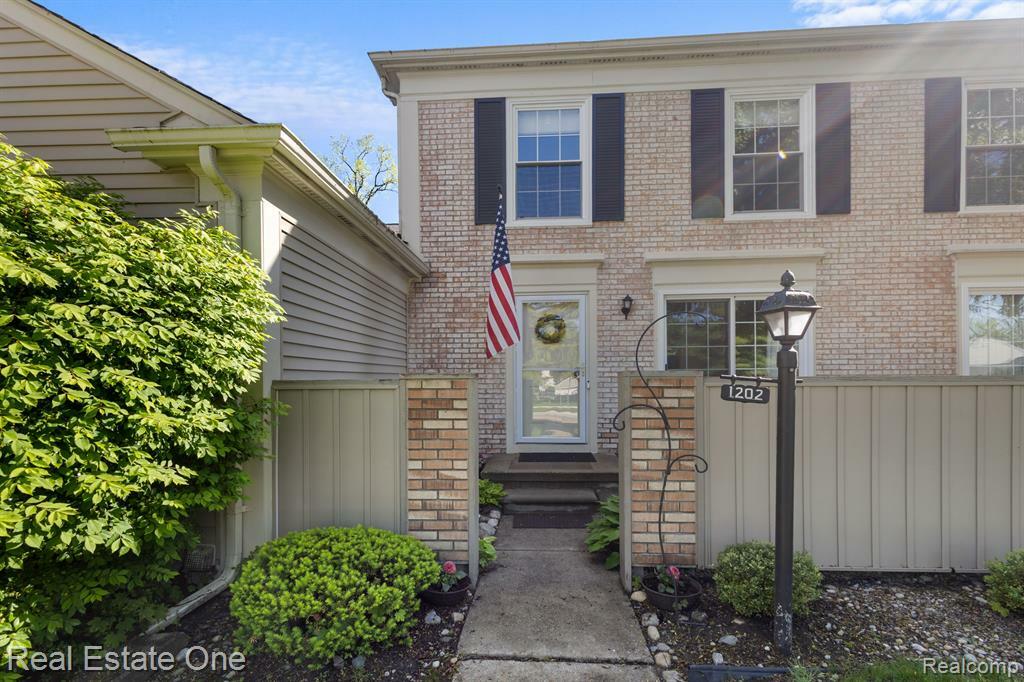 Property Photo: 1202 King'S Cove Drive MI 48306 4219
