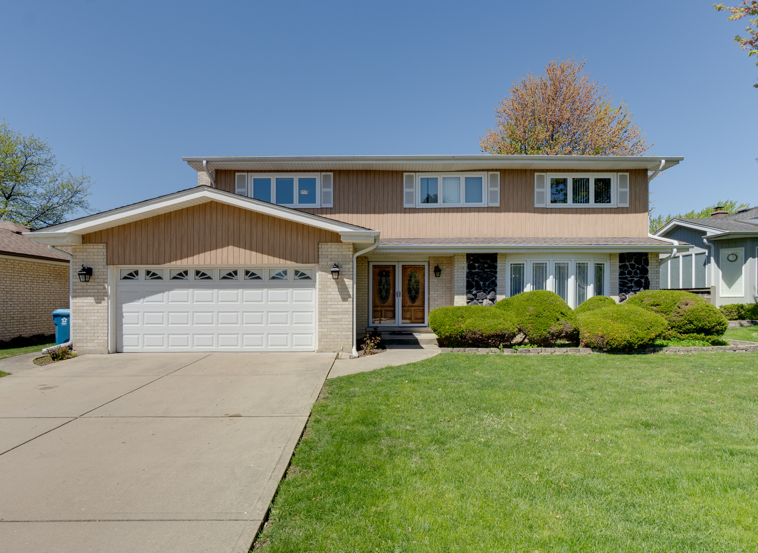 Property Photo: 402 S Helena Avenue IL 60056