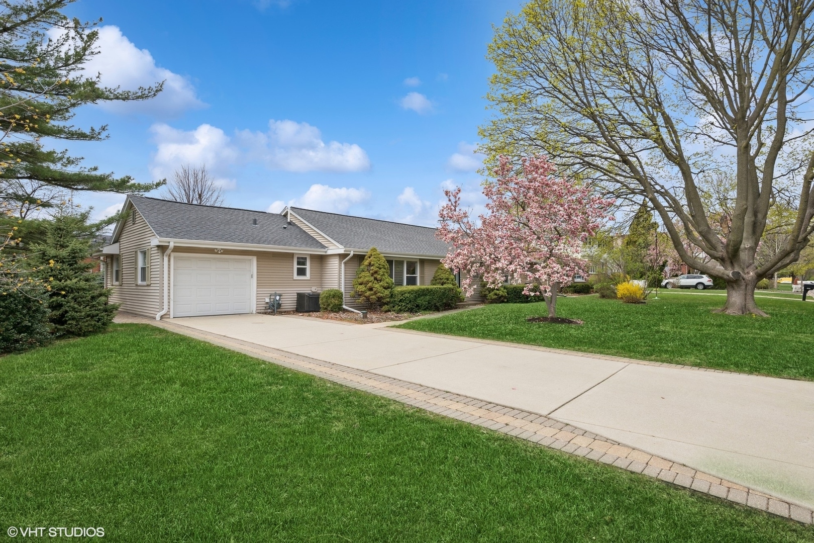 Property Photo: 1090 S Pine Avenue IL 60005