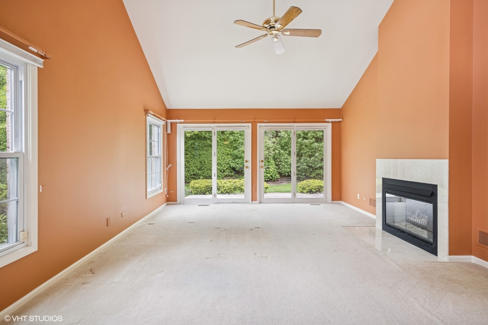 Property Photo: 1924 W Ashbury Lane IL 60067