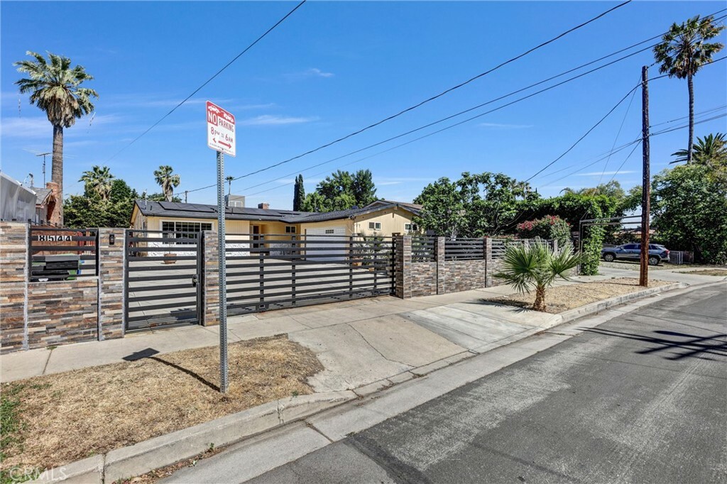 Property Photo: 8544 Saloma Avenue CA 91402