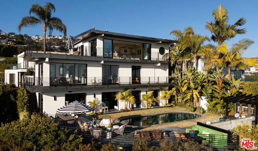 Property Photo:  1501 Viewsite Terrace  CA 90069 