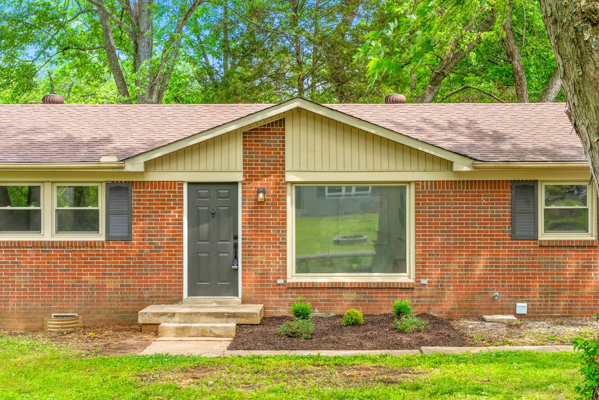Property Photo: 206 Maplewood Dr TN 37042