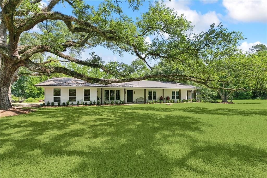Property Photo: 18819 Sisters Road LA 70454