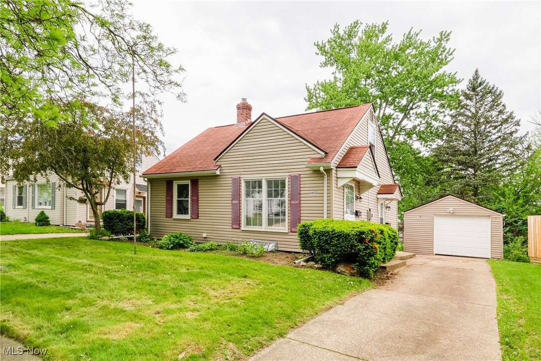 Property Photo: 1620 Evergreen Avenue OH 44301