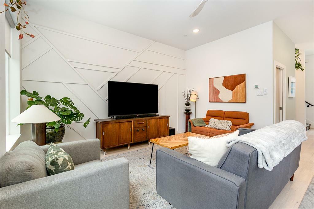 Property Photo: 427 W 10th Street 803 TX 75208