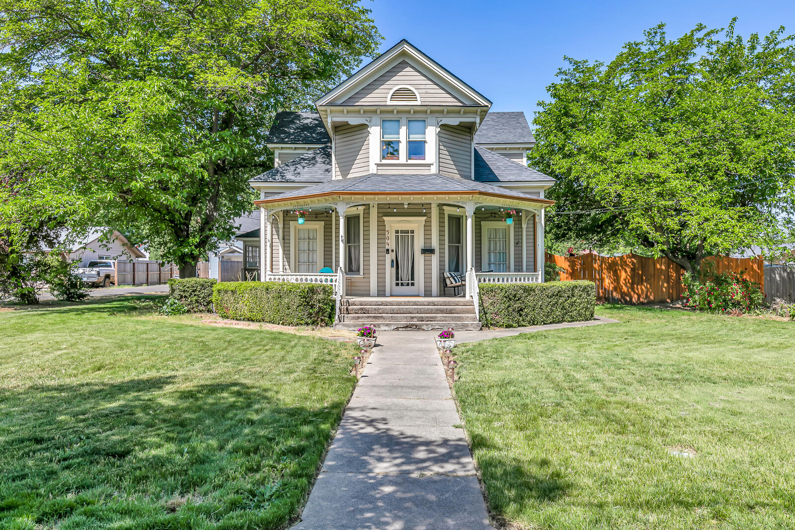 Property Photo:  504 S Oakdale Avenue  OR 97501 