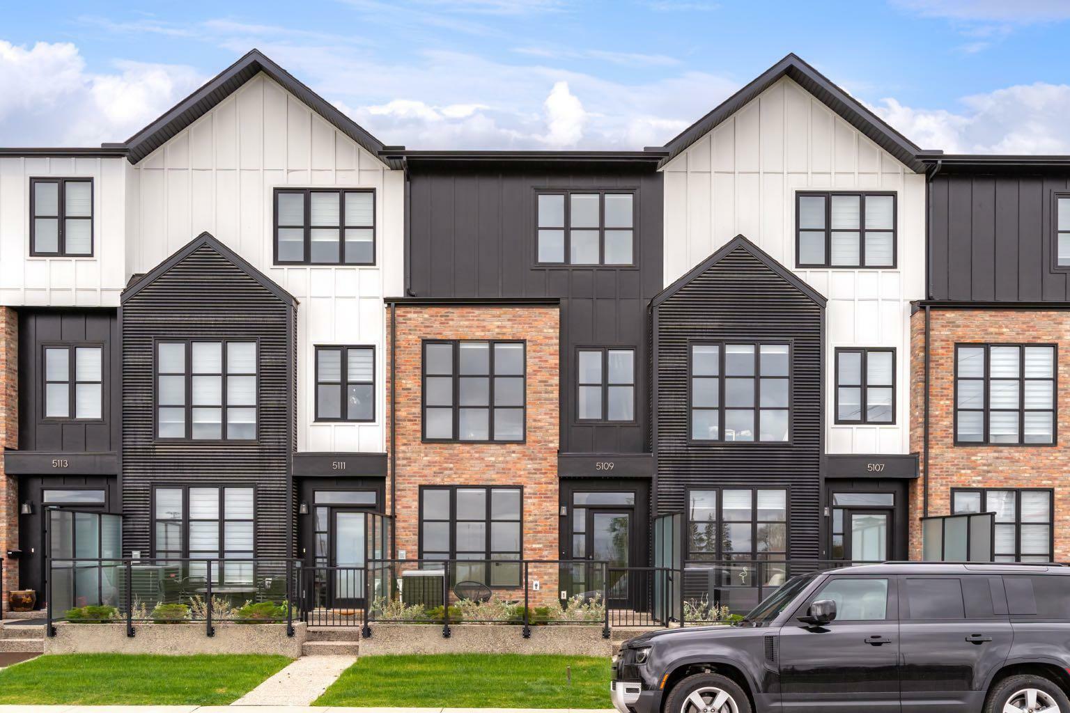 Property Photo: 5109 19 Street SW AB T2T 7A5