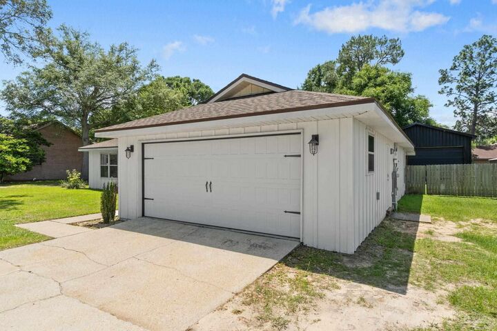 Property Photo:  2121 Oakstream Ave  FL 32526