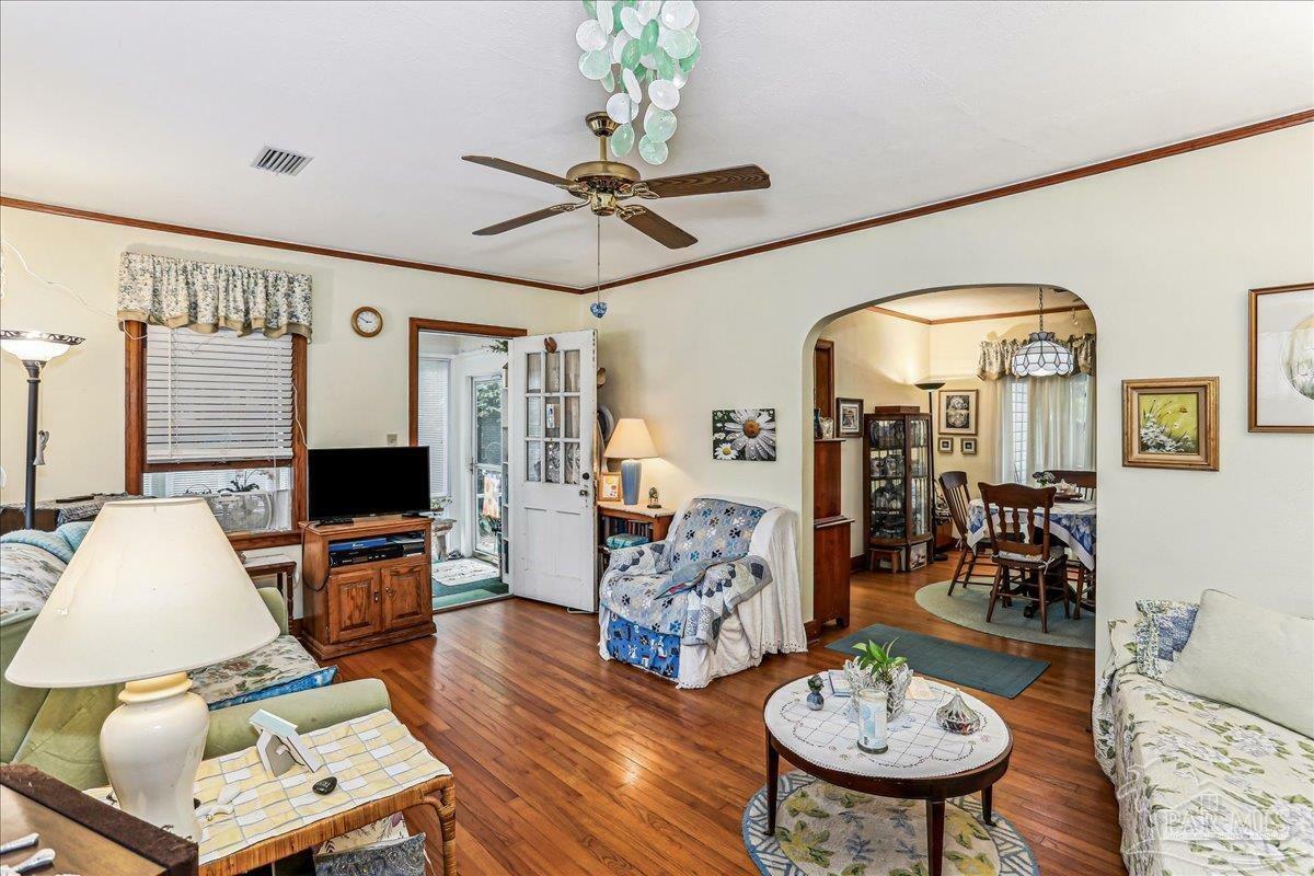 Property Photo: 1715 E Bobe St FL 32503