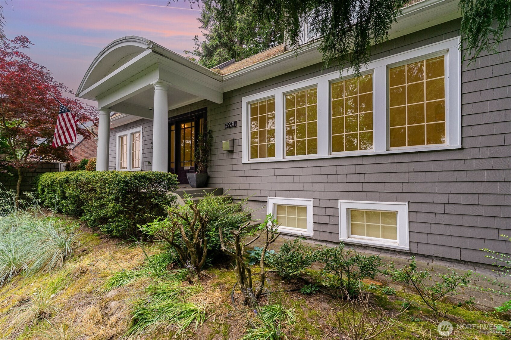 Property Photo: 3901 S Court Street WA 98144