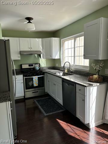 Property Photo: 1202 King'S Cove Drive MI 48306