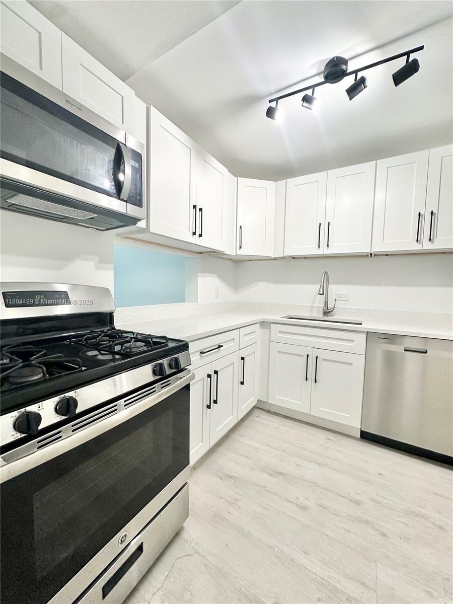 6890 N Kendall Dr B204  Pinecrest FL 33156 photo