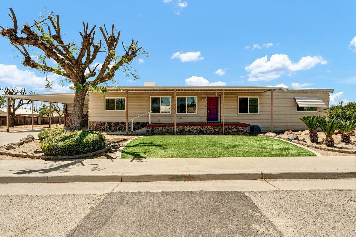 Property Photo: 1231 N Howland Street CA 93257