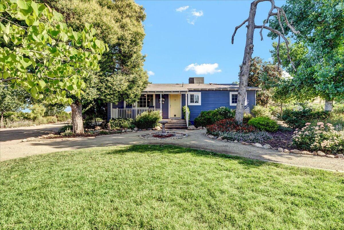 Property Photo: 22210 Avenue 252 CA 93247