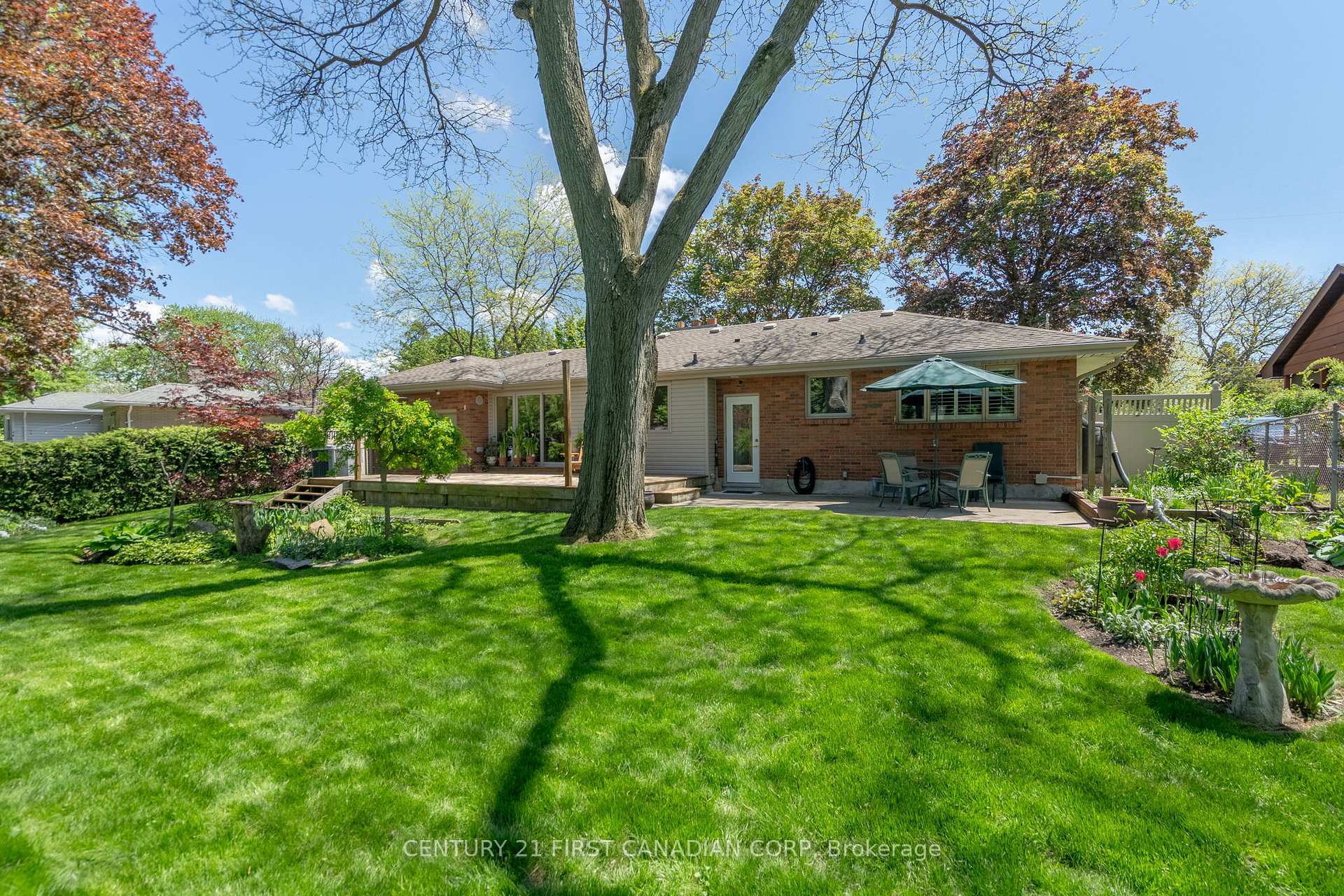 Property Photo: 631 Oakridge Drive E ON N6H 3G3