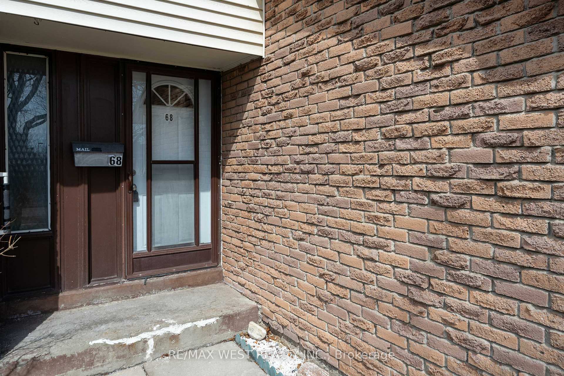 Property Photo: 222 Pearson Street 68 ON L1G 7C6
