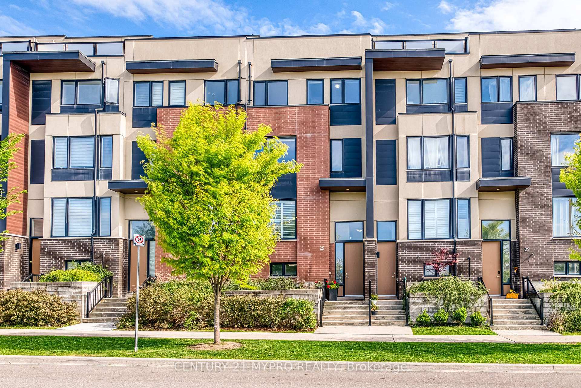Property Photo: 25 Locust Lodge Gardens ON M3K 0A9