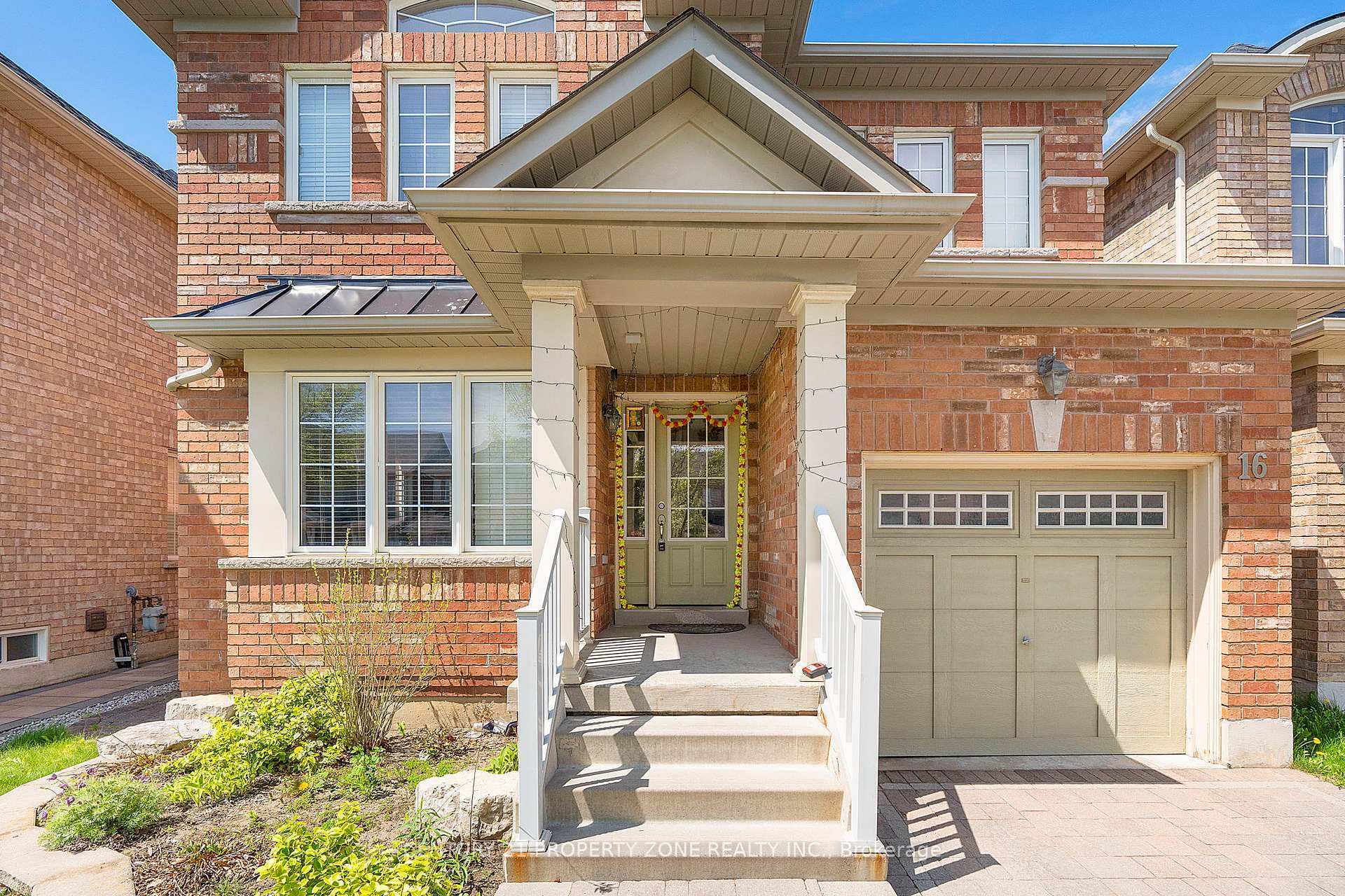 Photo de la propriété: 16 Watersplace Avenue ON L1Z 0H5