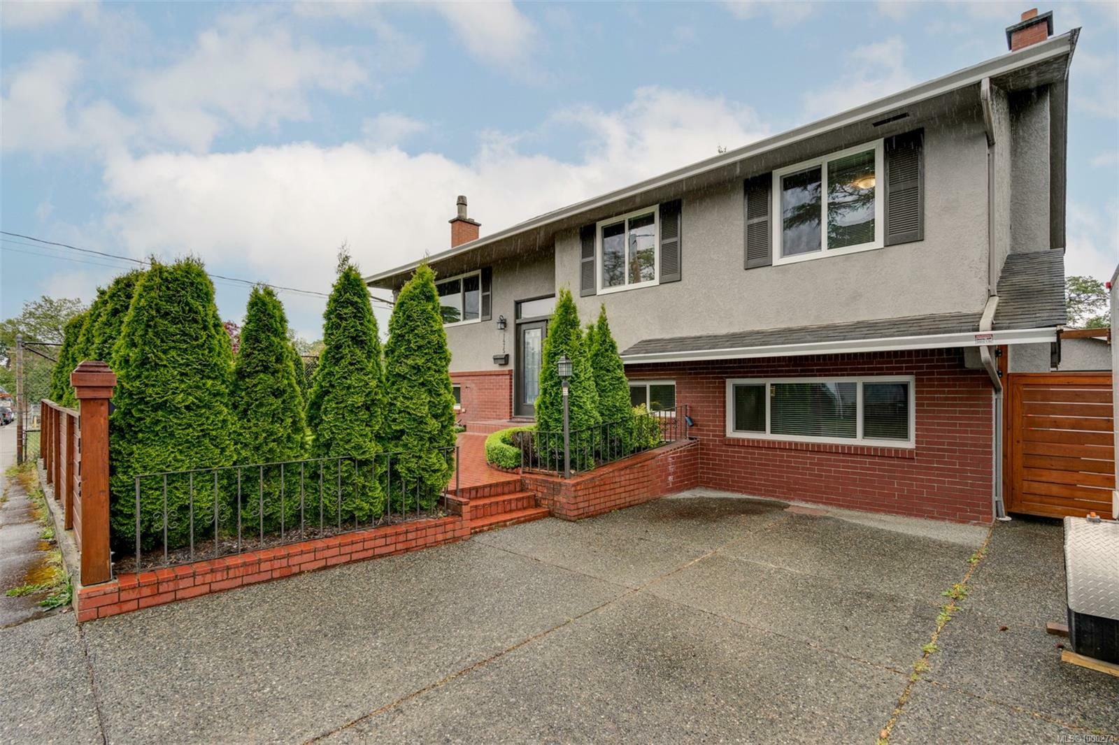 Property Photo: 1475 Hamilton Rd BC V8R 2Y2