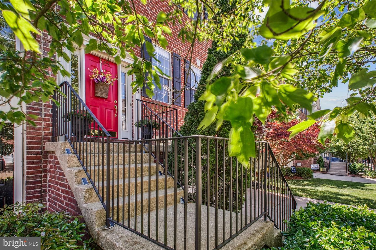 Property Photo: 6693 Ordsall Street VA 22315