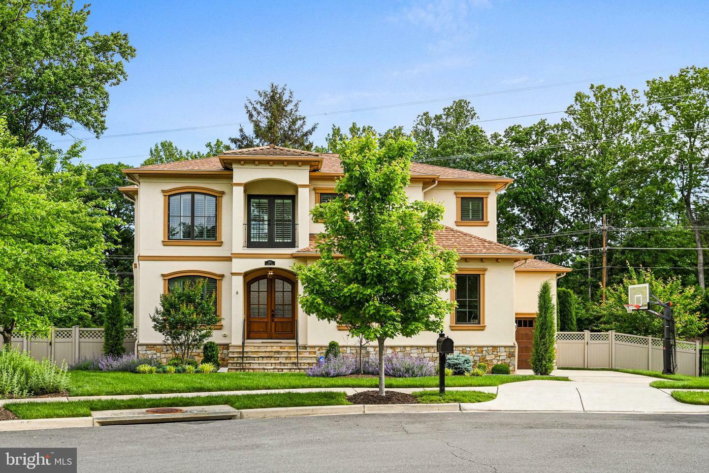 920 Ninovan Road SE  Vienna VA 22180 photo