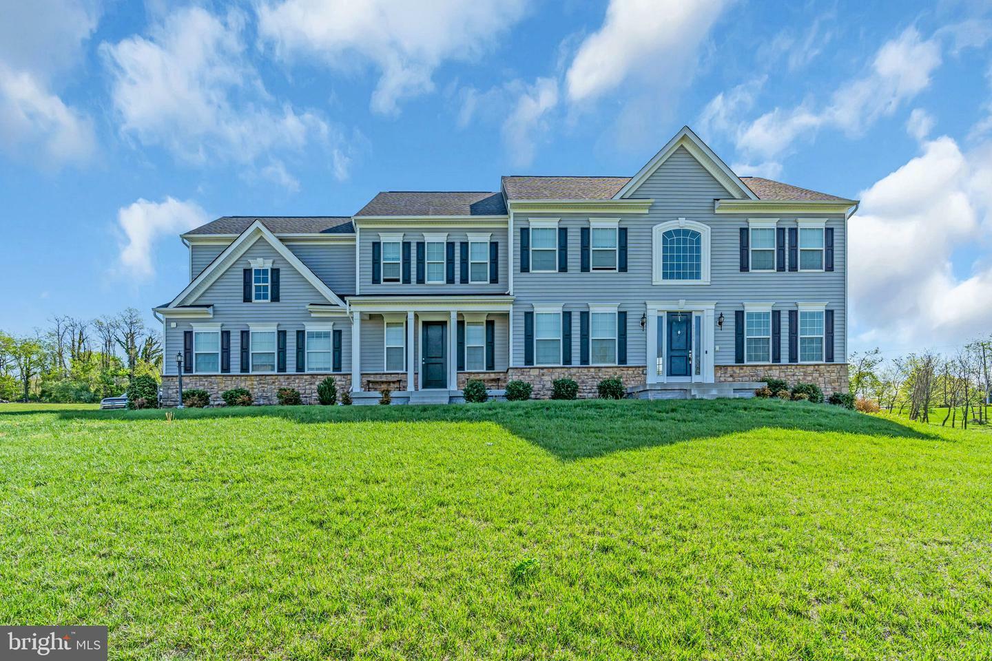 Property Photo: 17864 Morning Bird Place VA 20132