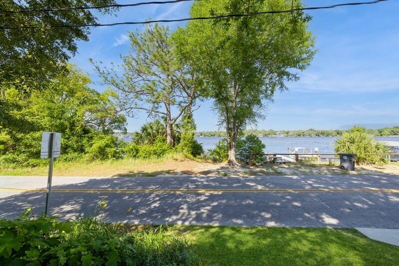Property Photo: 1203 N Bayshore Drive FL 32580