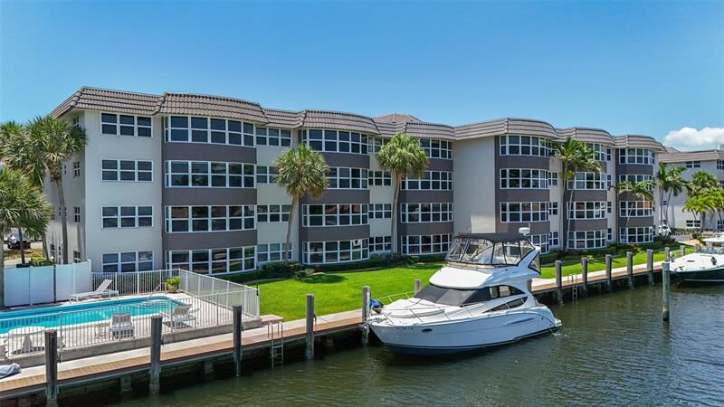 Property Photo: 3121 NE 51 St 406E FL 33308
