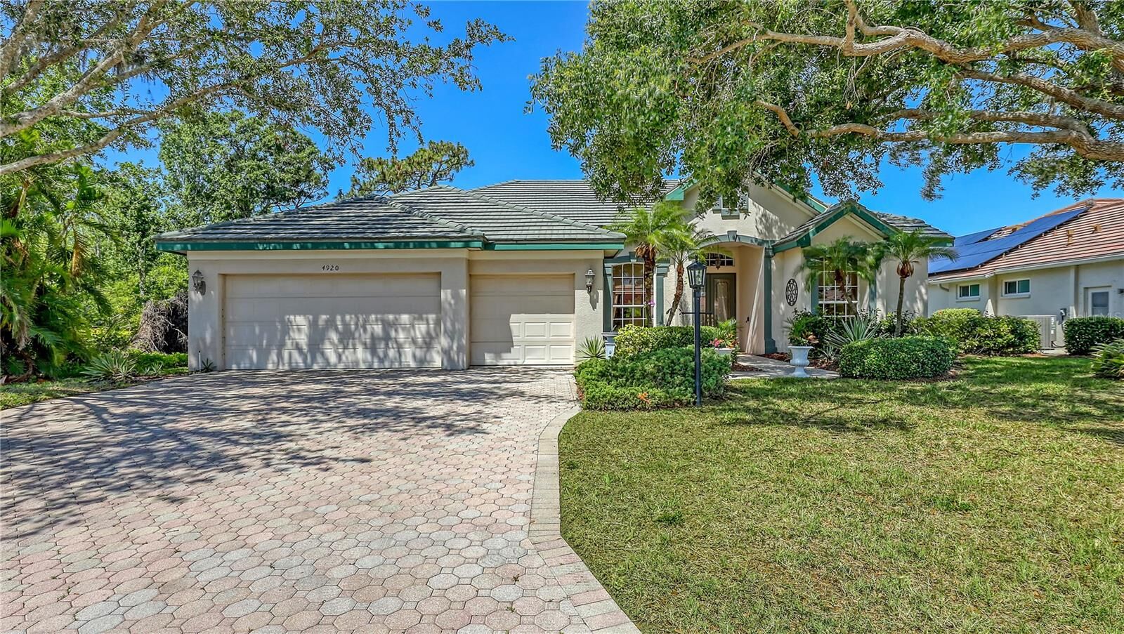 Property Photo:  4920 Woodhurst Drive  FL 34243 