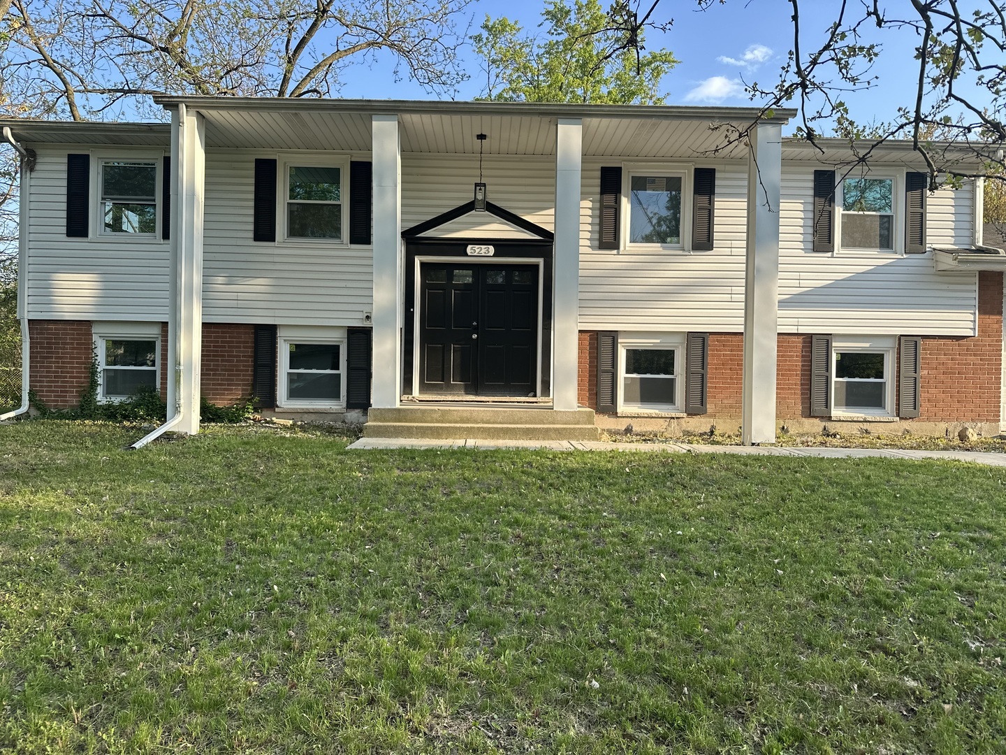 Property Photo: 523 Circle Drive IL 60484