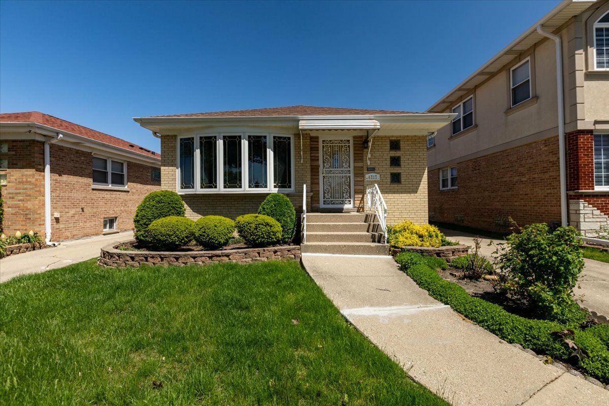 Property Photo: 4717 N Newcastle Avenue IL 60706