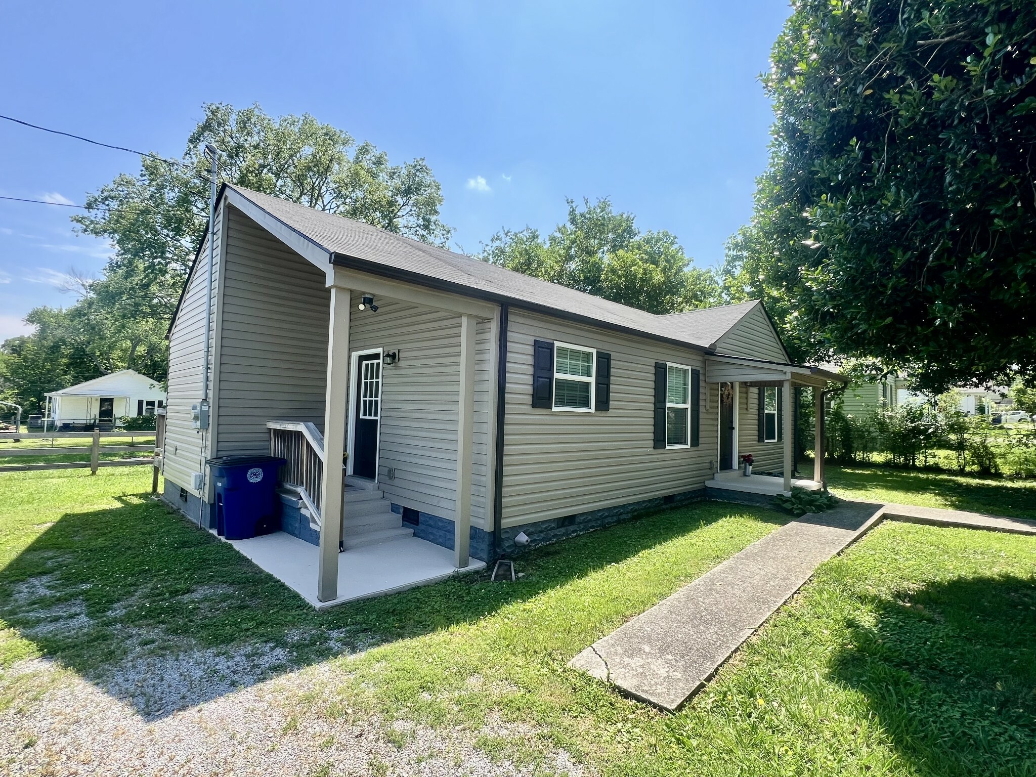 Property Photo: 202 Maplewood Dr TN 37160