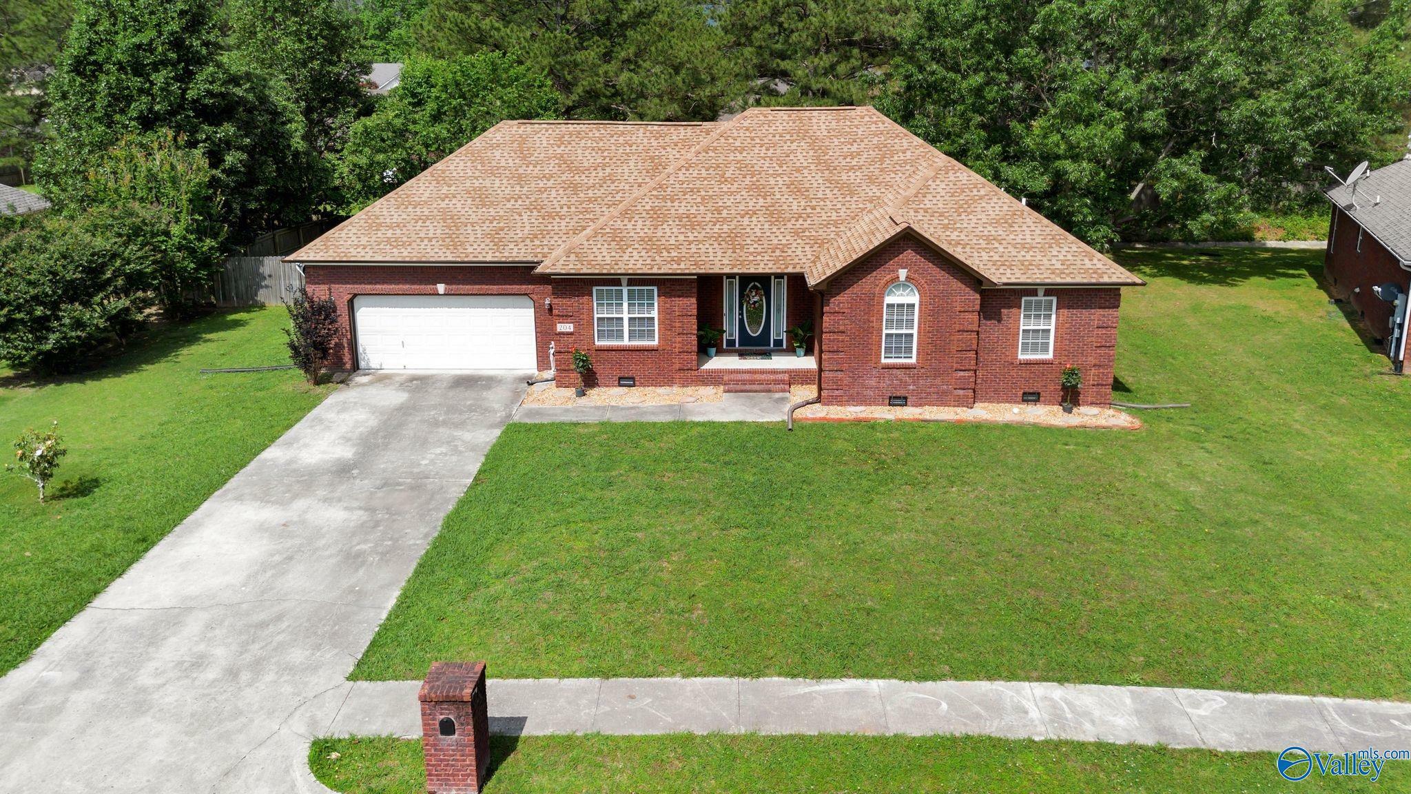 Property Photo: 204 Chestnut Oak Circle AL 35763