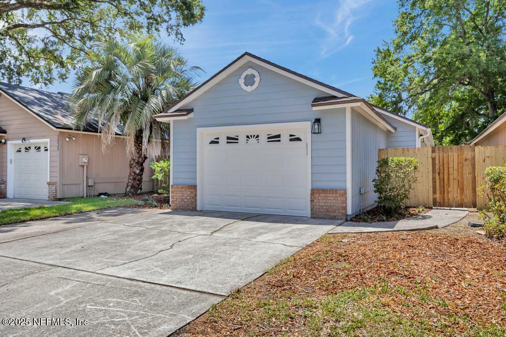Property Photo: 3830 Millpoint Drive FL 32257