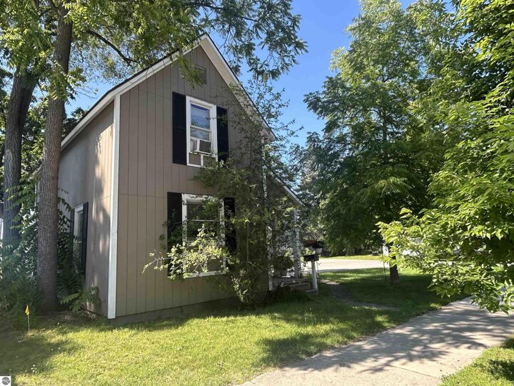 Property Photo:  812 E Eighth  MI 49686 