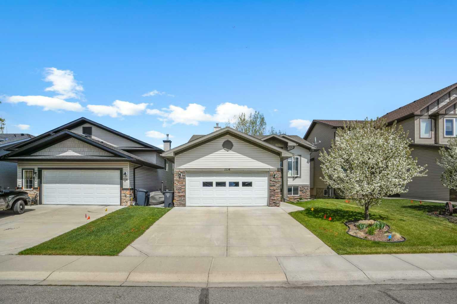 Property Photo: 1114 Highland Green View NW AB T1V 1X2