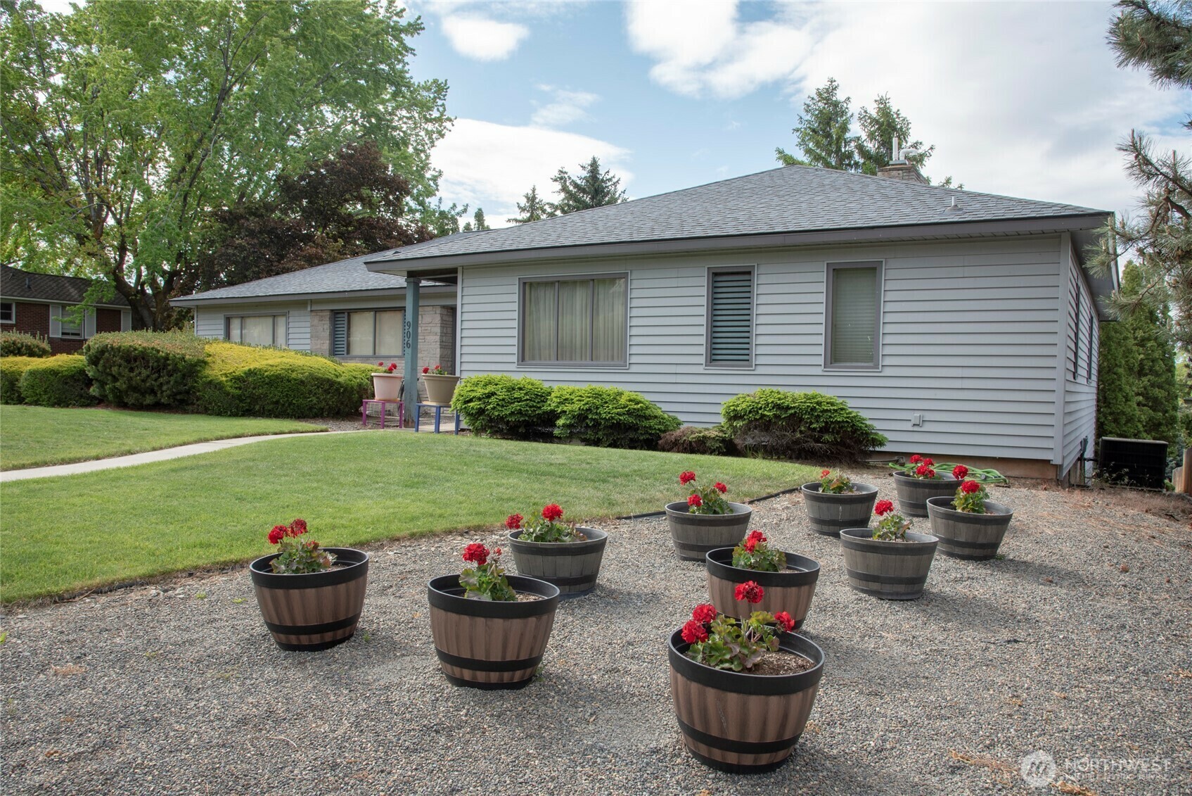 Property Photo: 906 E 3rd Avenue WA 98926