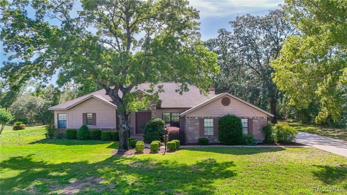 Property Photo: 702 N Man O War Drive FL 34453