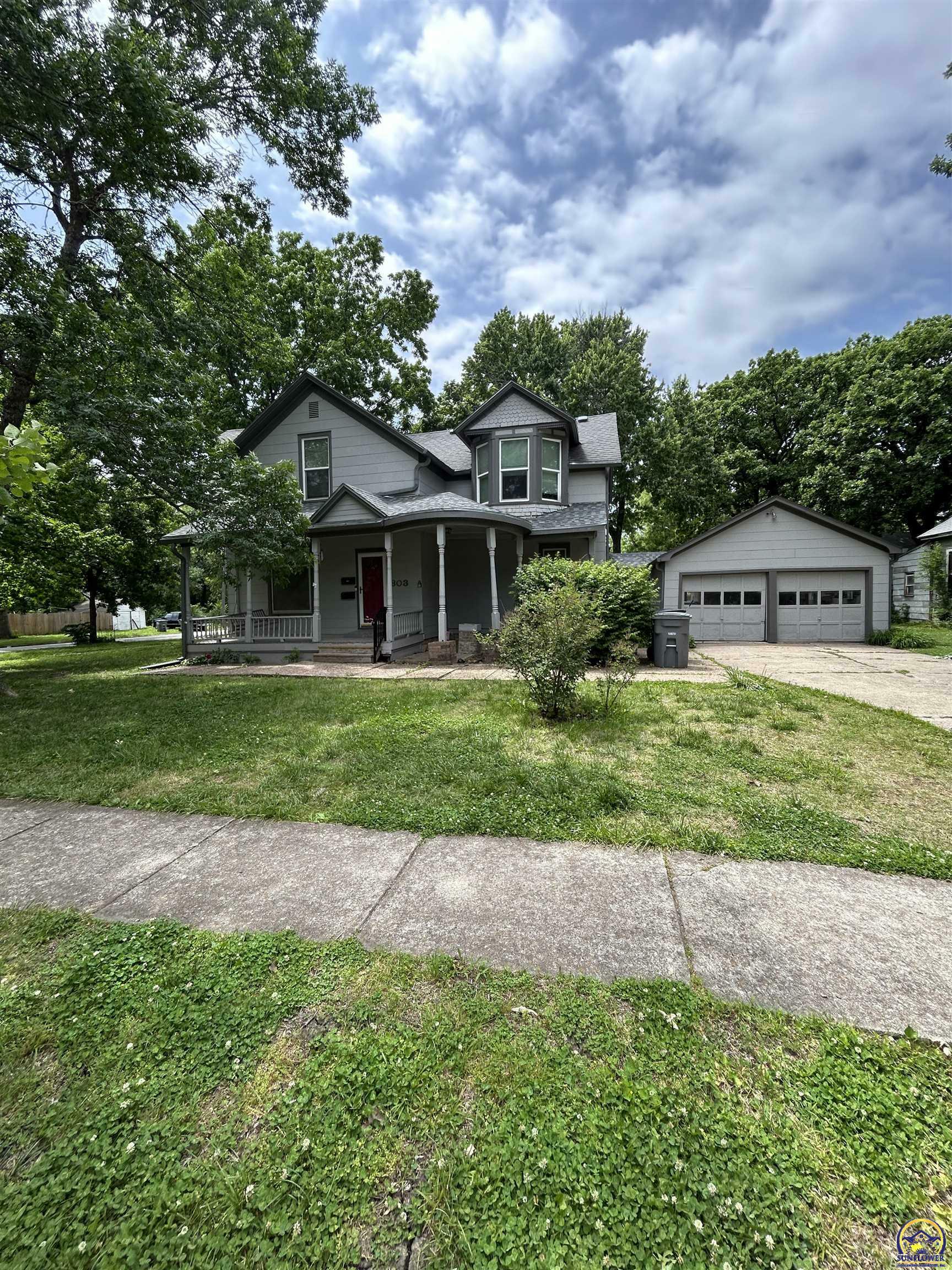 Property Photo: 803 Neosho St KS 66801