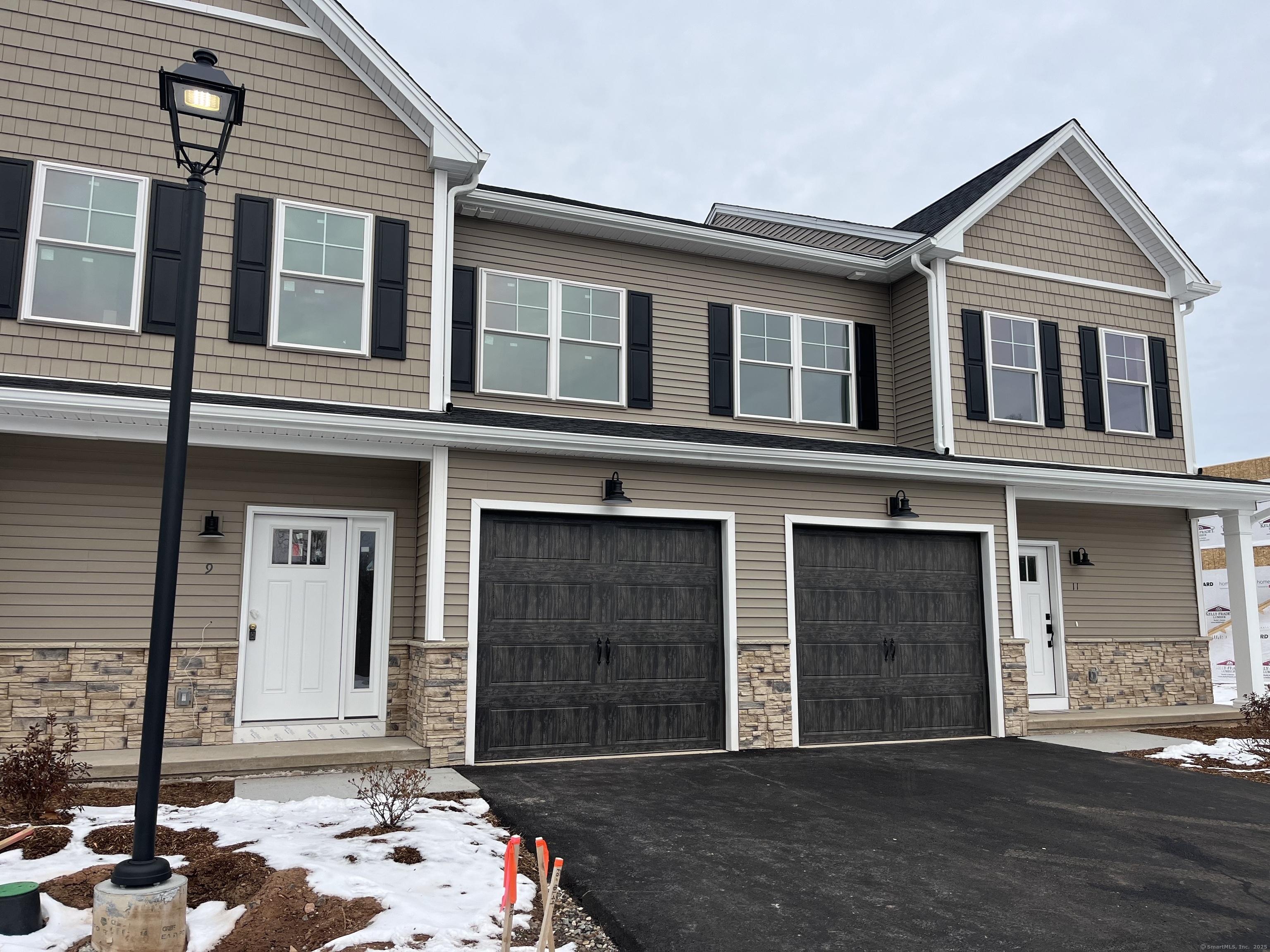 Property Photo: 9 Chatsworth Court CT 06042