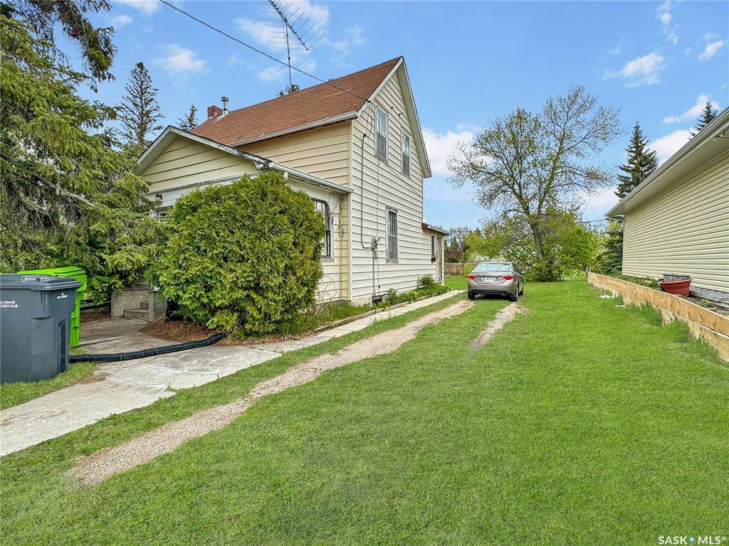 Property Photo: 815 Buxton Street SK S0G 2K0