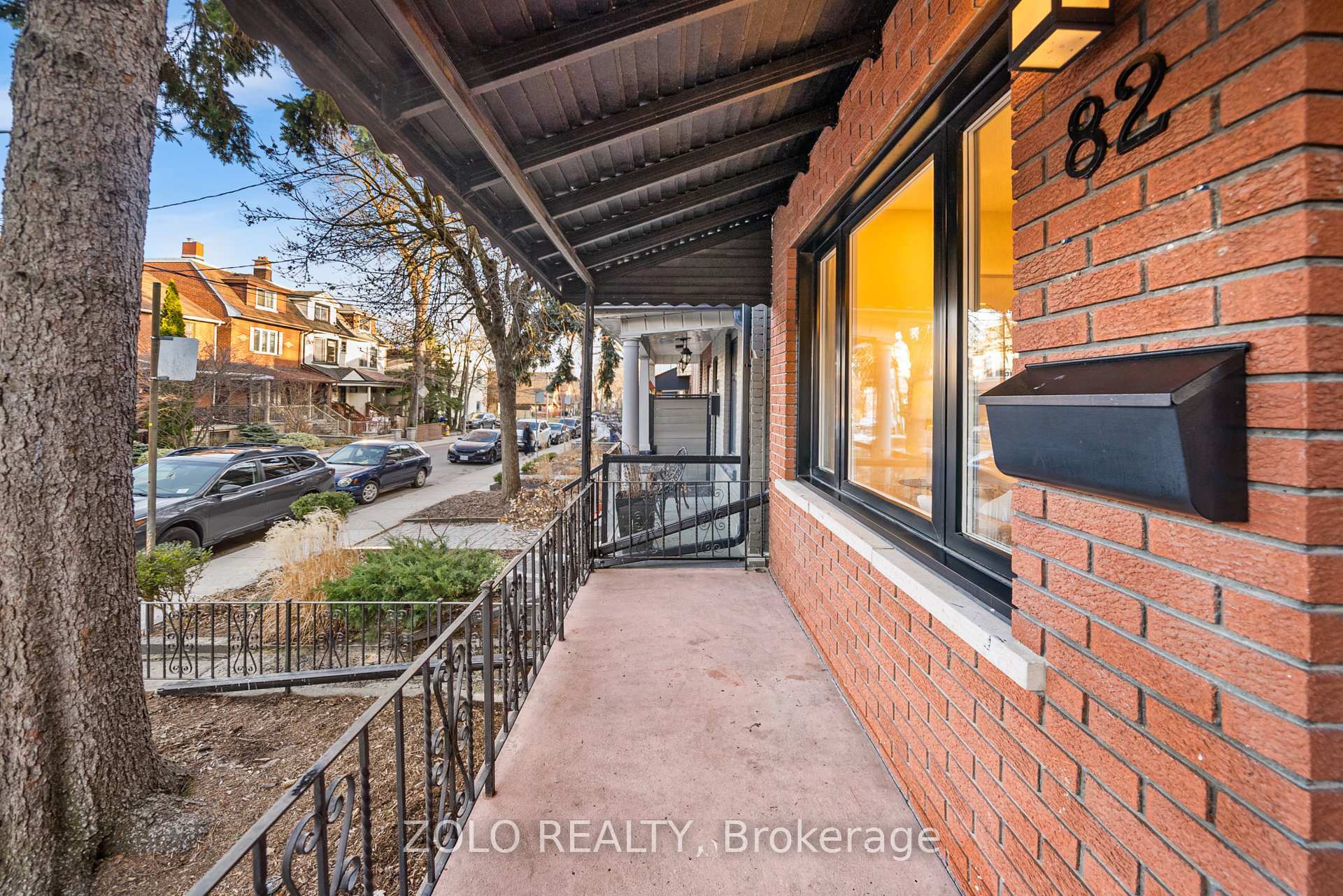 Photo de la propriété: 82 Bellwoods Avenue ON M6J 2P4