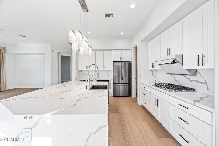 Property Photo: 1724 W Blue Ridge Way AZ 85248